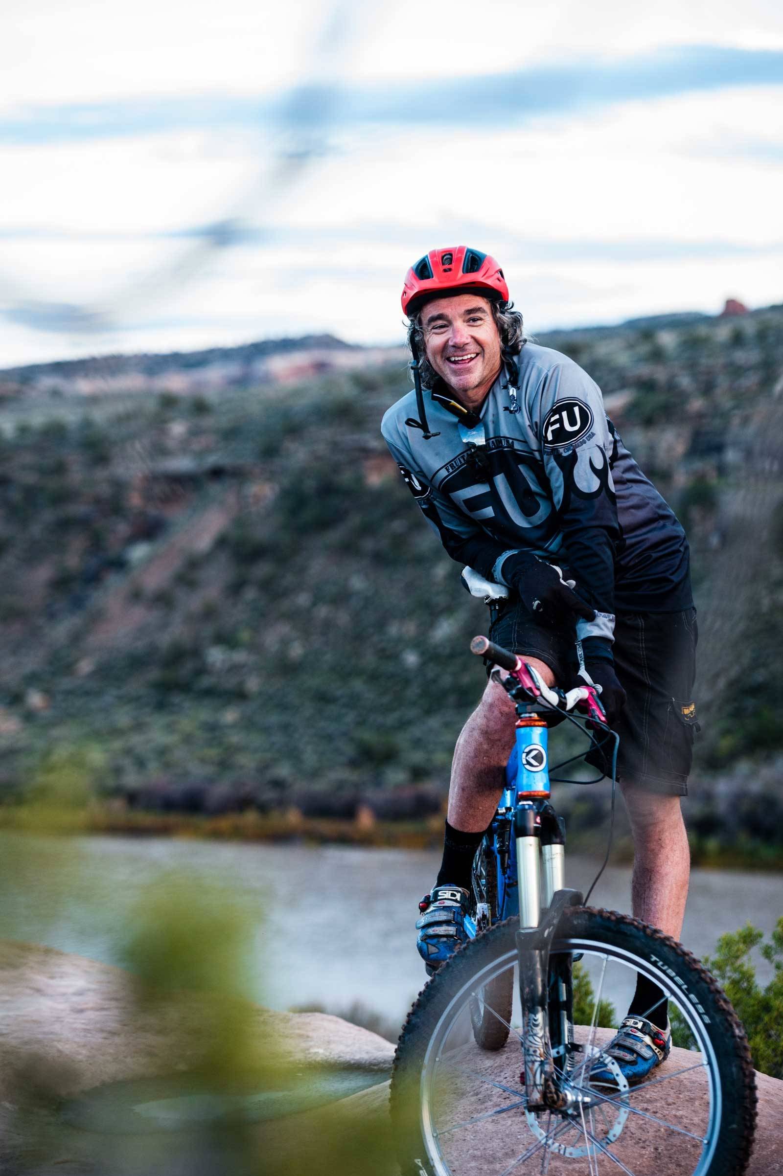 Barnslig pionér: Troy Rarick er en av de virkelige pionerene bak Fruitas suksesshistorie som sykkeldestinasjon. Troy startet Over the Edge Sports, byens beste sykkelbutikk, nå jobber han som konsulent i sykkelbransjen. Han er 50 år men, men har mental alder som en 25-åring! Fruita-Colorado-Stisykling-Reise-6