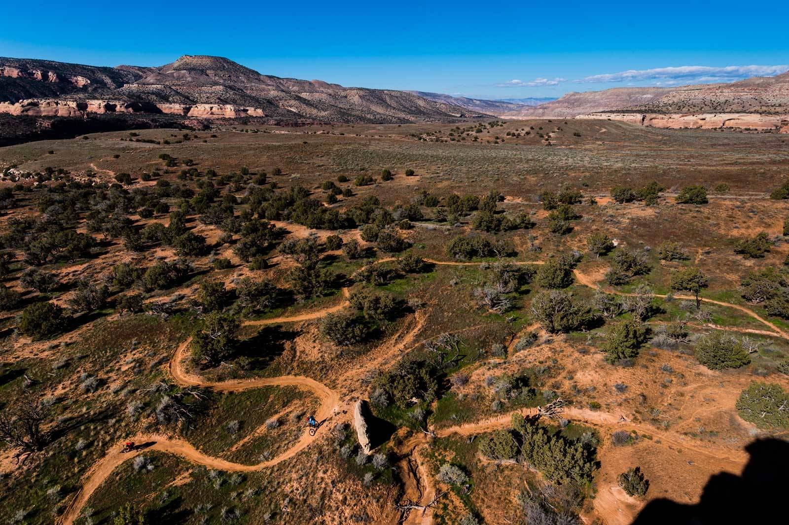 Fotografens favoritt: Horsethief Bench i Kokopeli-området ved Fruita er en av de morsomste stiene jeg noen gang har syklet. 12 kilometer med naturlige svinger, tekniske partier, hopp og kuler. En fantastisk sti for alle som elsker terrengsykling. Her har jeg fanget KC Deane og Janne Tjärnström ovenfra. Fruita-Colorado-Stisykling-Reise-7