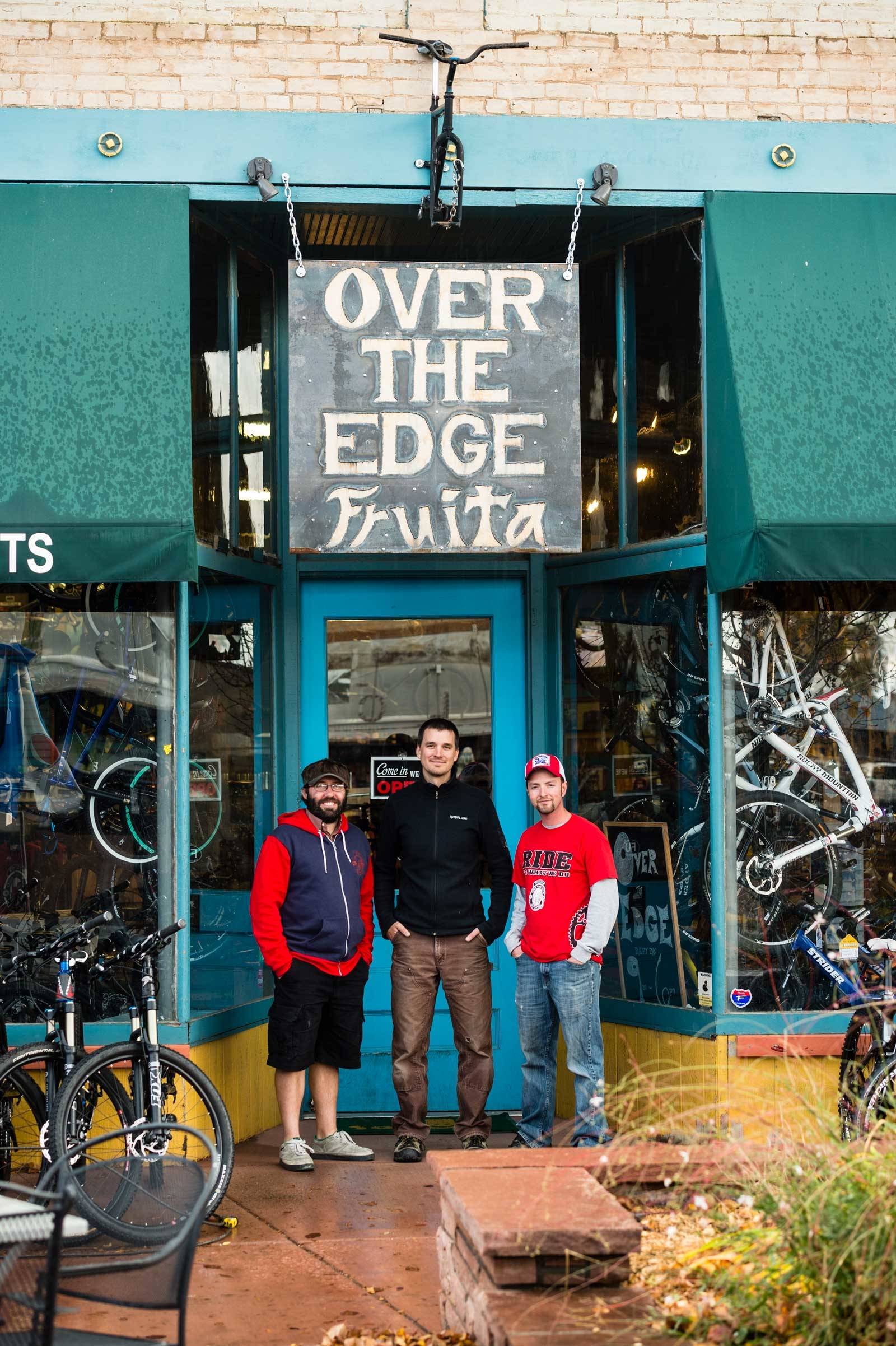 Entusiaster: Over the Edge Sports (OTE) i Fruita er en skikkelig sykkelbutikk. Dra dit når du kommer til Fruita for gode råd og tips. George Gatseos, James Sunkel og Landon Mouholland(avbildet) driver butikken sammen med Ross Schnell, den tidigere singlespeed-verdensmesteren som er fra Fruita. Fruita-Colorado-Stisykling-Reise-9