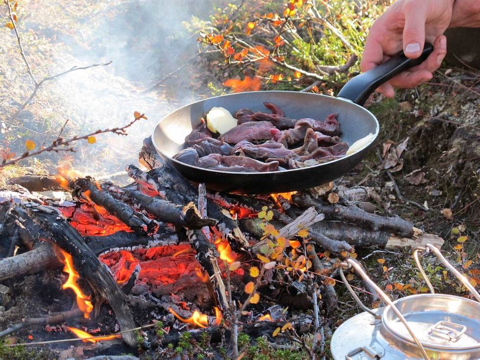 Luksuslunsj: Ingenting smaker som nyfreste rypebryst over fjellbålet i lunsjpausen. Ta deg tid til å nyte slike øyeblikk. Fuglehund-Jakthunddressur-5