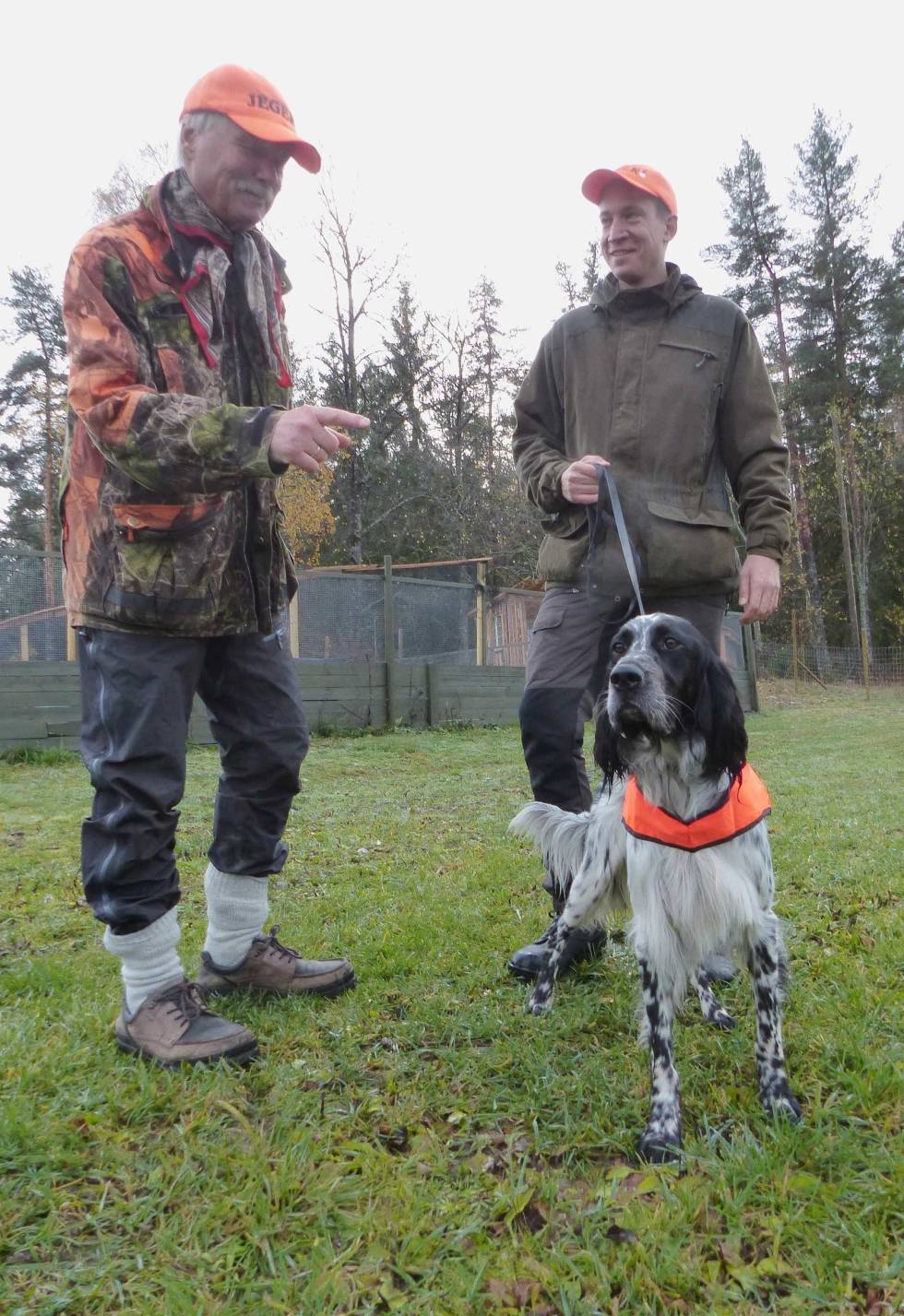 Rutinert: Per Arne Watle instruerer Gustav Evensen og ES Murphy med stø hånd. Fuglehundsamling-1