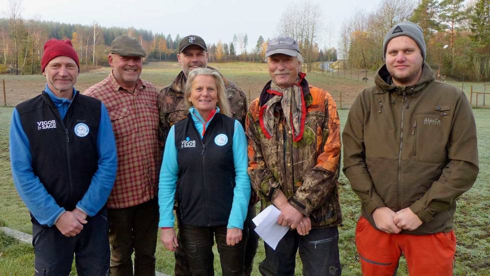 Glad for å dele: Tor Arne Plassgård, Jostein Grav, Olav Eriksen, Anne Grethe Sætrang (foran), Per Arne Watle og Ole Kristian Magnussen var instruktører. Fuglehundsamling-6