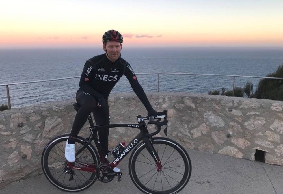GABBA I DAG: Gabriel Rasch iført gabbajakke, et sted på Mallorca. Foto: Privat. gabba