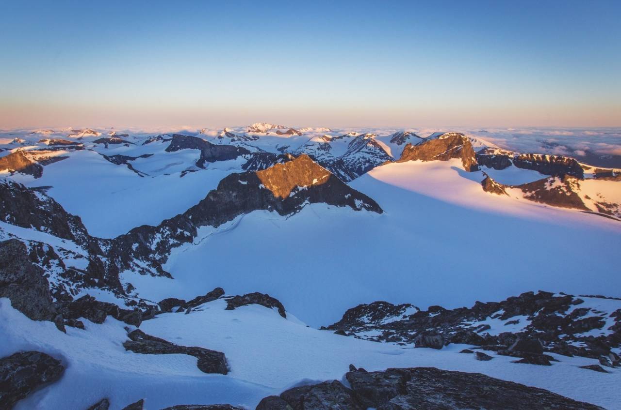NORGESTOPPEN: Galdhøpiggmassivet er høyeste steinrøys nord for Alpene og byr på lett tilgjengelige vårskiturer mellom ni majesteter over 2300 meter. Foto: Live Andrea Sulheim jotunheimen galdhøpiggen sigurd rønningen
