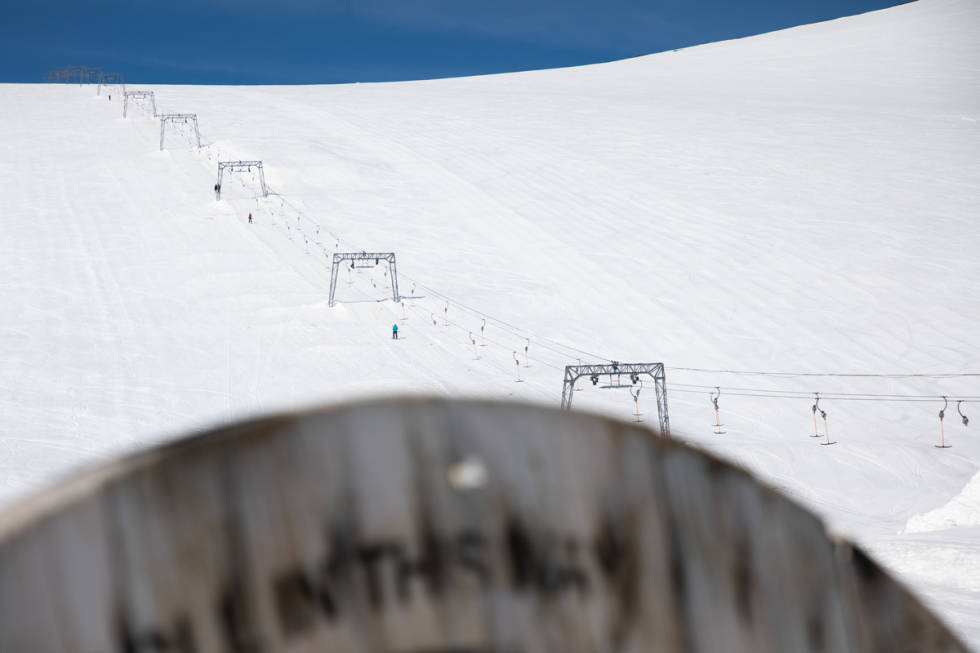 JUVASS: En heis og ei løype, og fine områder på sidene og en kabeltrommel i forgrunnen. Foto: Tore Meirik Galdhøpiggen sommerskisenter Juvass