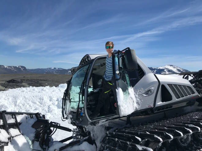 BYGGING: Kristian Leikvold er allerede i gang med å dose slø til den største kickeren nederst i bakken. Foto: Per Arne Vole Juvass park