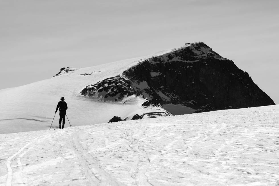 COWBOY: Henning har Galdhøpiggen i sikte. Og tøff hatt på hodet. Foto: Tore Meirik Galdhøpiggen topptur