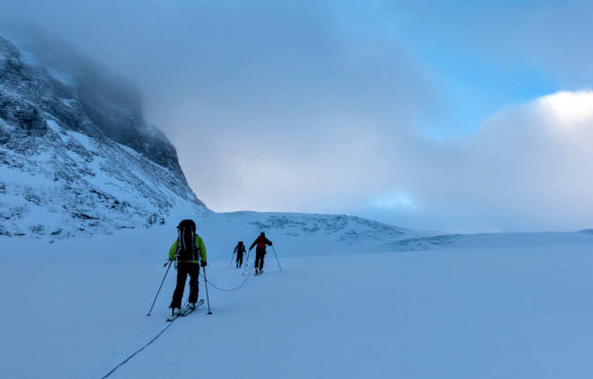 BRE: Tauet må fram på Storjuvbrean. Foto: Helge Smebye BRE: Tauet måtte fram på breen.