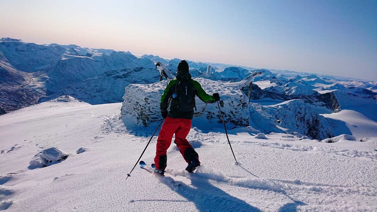 TELETOPP: Frode Skjeldal børster støvet av telemarkteknikken på toppen av Norge. Foto: Erlend Sande