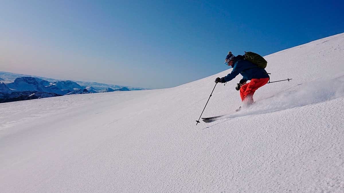 POW: Rune Røsten i fin løssnø rundt 2400 meter over havet. Foto: Erlend Sande