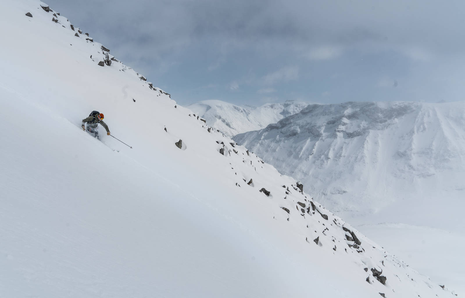TO AV FIRE: Simen Johannessen fra Vakkerbandet og den andre nedkjøringen på turen. Bilde: Christian Nerdrum Simen Johannessen fra Vakkerbandet i Jotunheimen