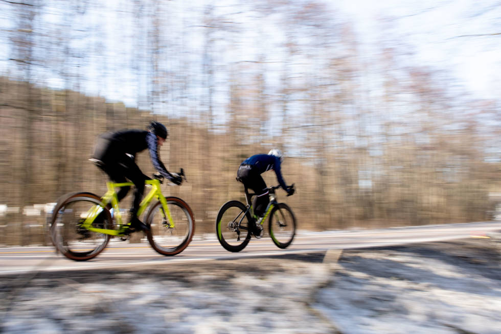 TRENINGSVEI: Øyvind Aas og Magnus Drivenes midt i et tempodrag på Gamle Mossevei, en vårdag før korona. Foto: Henrik Alpers. gamle-mossevei-2-2