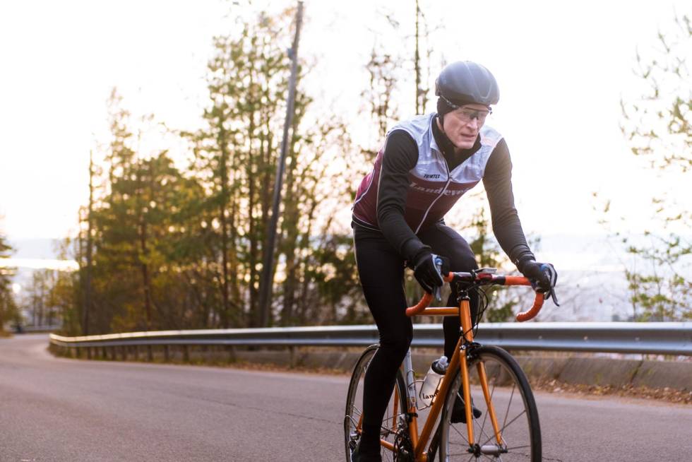 RETRO-FART: Stålsykkelen i testen veier 800 gram mer enn aero-sykkelen. Hvor stort utslag ga det i bakken opp til Grefsenkollen gammel-mot-ny-sykkel-10