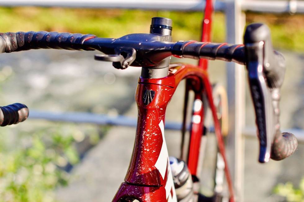 AEROSTYRE: Trek Madone har integrert styre og stem med tydelig aeroprofil. Vinkelen på styret kan justeres. Også rammefronten er formet for å skjære gjennom lufta best mulig. gammel-mot-ny-sykkel-13