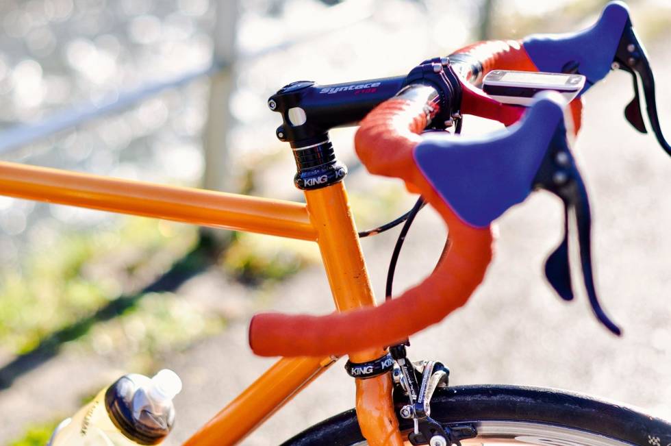 STANDARDSTYRE: Stålsykkelen er utstyrt med et grunt styre og vanlig stem. Rammefargen på sykkelen er inspirert av Eddy Merckx’ storhetstid. gammel-mot-ny-sykkel-9