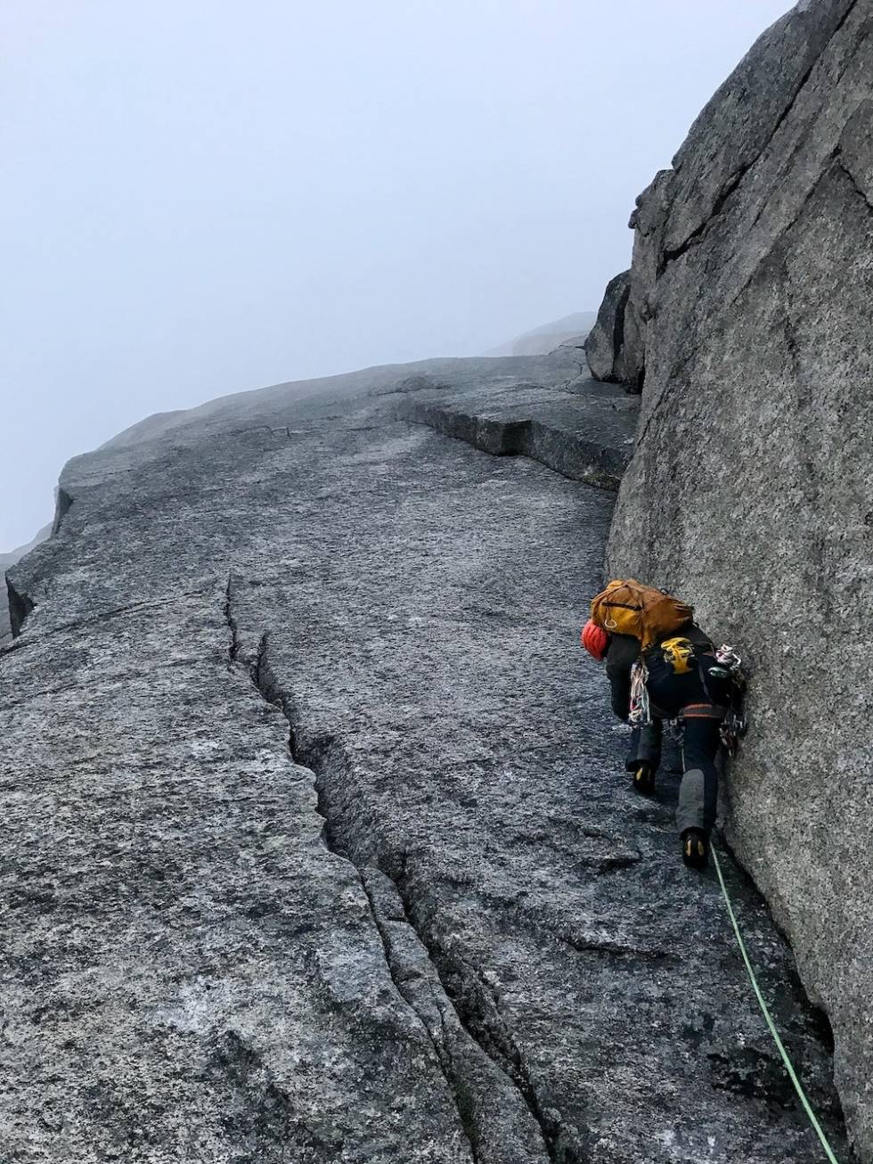 Gaute Løvfall på det evigvarende diederet på Gagnesaksla. Foto: Andreas Widlund. Gaute Løvfall på det evigvarende diederet på Gagnesaksla