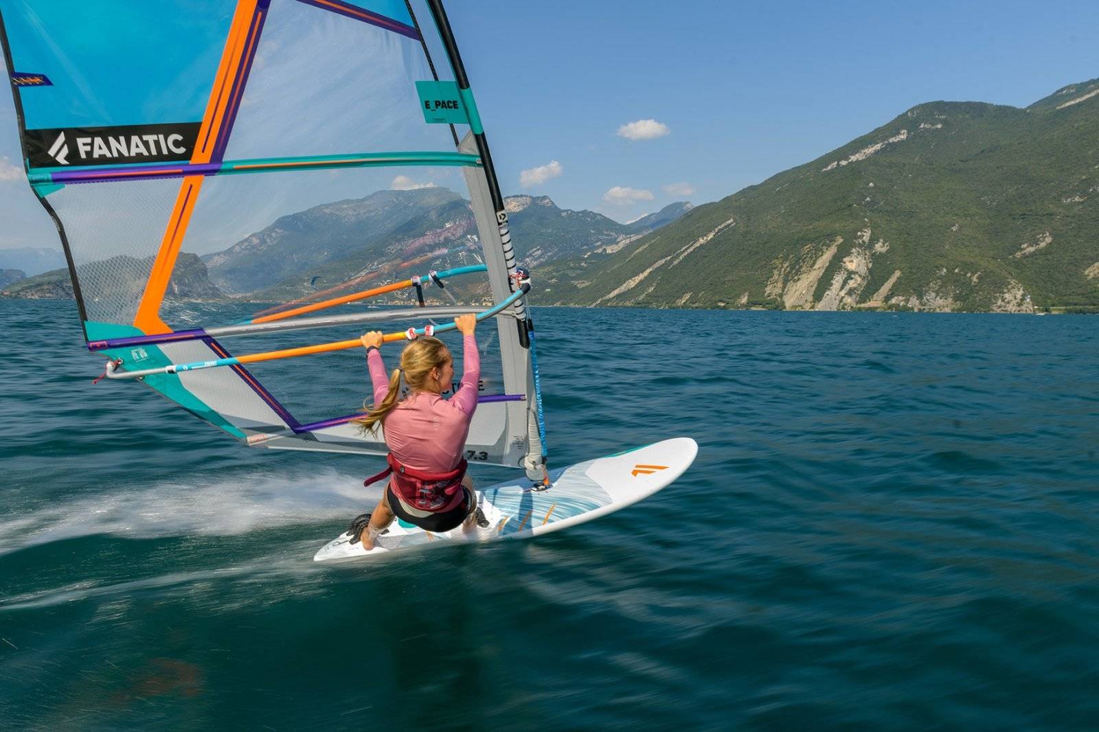 MYE Å KOORDINERE: En windsurfer har en enorm utfordring både psykisk og psykisk. Hvert millisekund må det gjøres små og store justeringer. Bilde: Fanatic / Ronny Kiaulehn En windsurfer har en enorm utfordring både psykisk og psykisk. Hvert millisekund må det gjøres små og store justeringer. Bilde: Fanatic / Ronny Kiaulehn