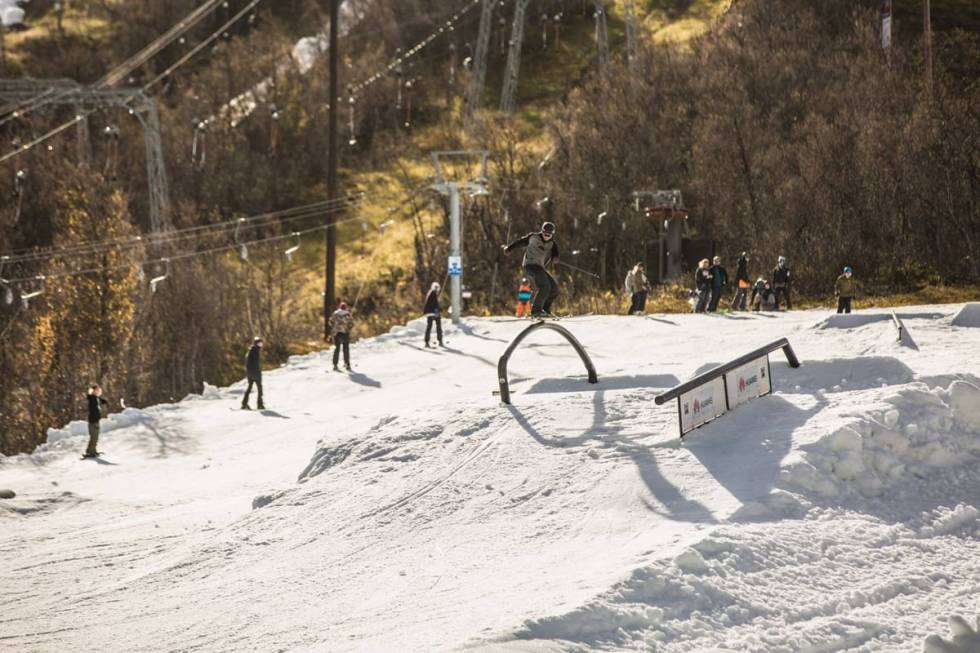 Geiloparken fra den gang de åpna med litt produksjonssnø i september. Geilo park september freeski ski freeride snowboard