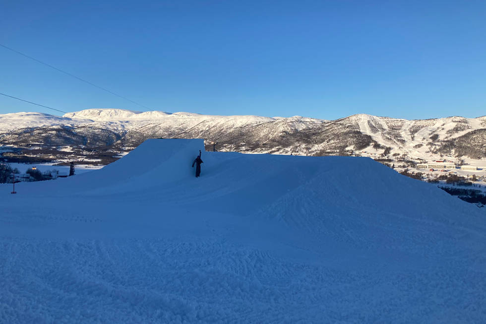 HOLDER ÅPENT: SkiGeilo har kalt inn folk og bemannet opp for å kunne holde anlegget åpent ut helgen. Foto: Emil Fossheim geilo skisenter hopp