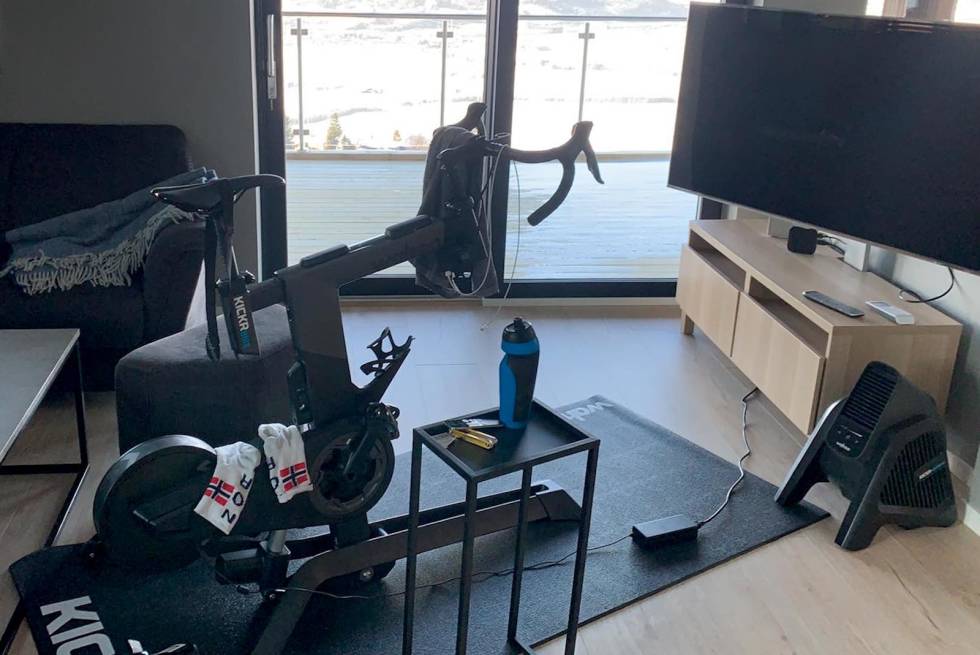 TRIVELIG: Geir Riddervold har bedre sykkelforhold inne på Zwifts løypenett enn ute på Rørosområdets veinett. Geir Riddervold Zwift