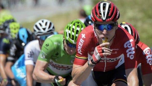 SULTEN/TØRST - GEL FØRST: Marcel Sieberg tar en gel i fronten av feltet. Foto: Skoda/Welovecycling.com. gel-sieberg