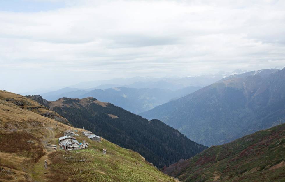 2600 meter: Innkvarteringen i Kackarfjellene er langt fra luksuriøs. Men til tross for at gjeterhyttene høyt i fjellsidene kan være mer enn hundre år gamle, er de hyggelige og fulle av gammel historikk. Gemsjakt-i-Tyrkia-5