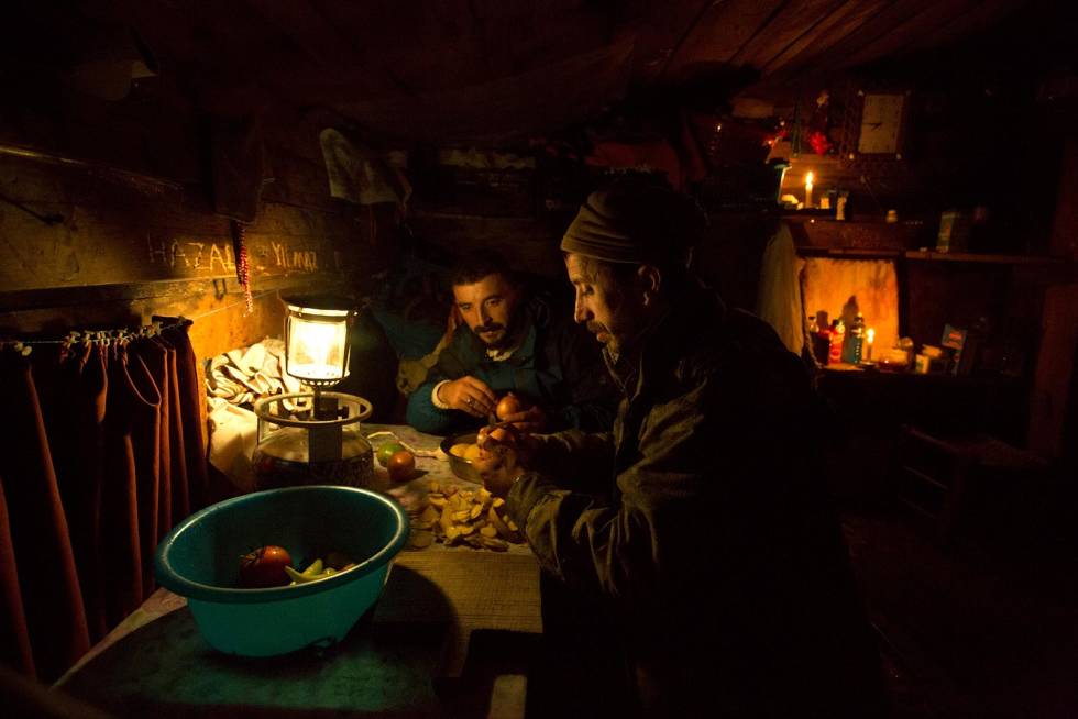 Sultne jegere: Kamil LiLigum, som har arbeidet for Frontier Outdoor Adventure Company i tre år, klargjør lokale råvarer til kveldens herremåltid: Gemse i hvitløksgryte. Gemsjakt-i-Tyrkia-6