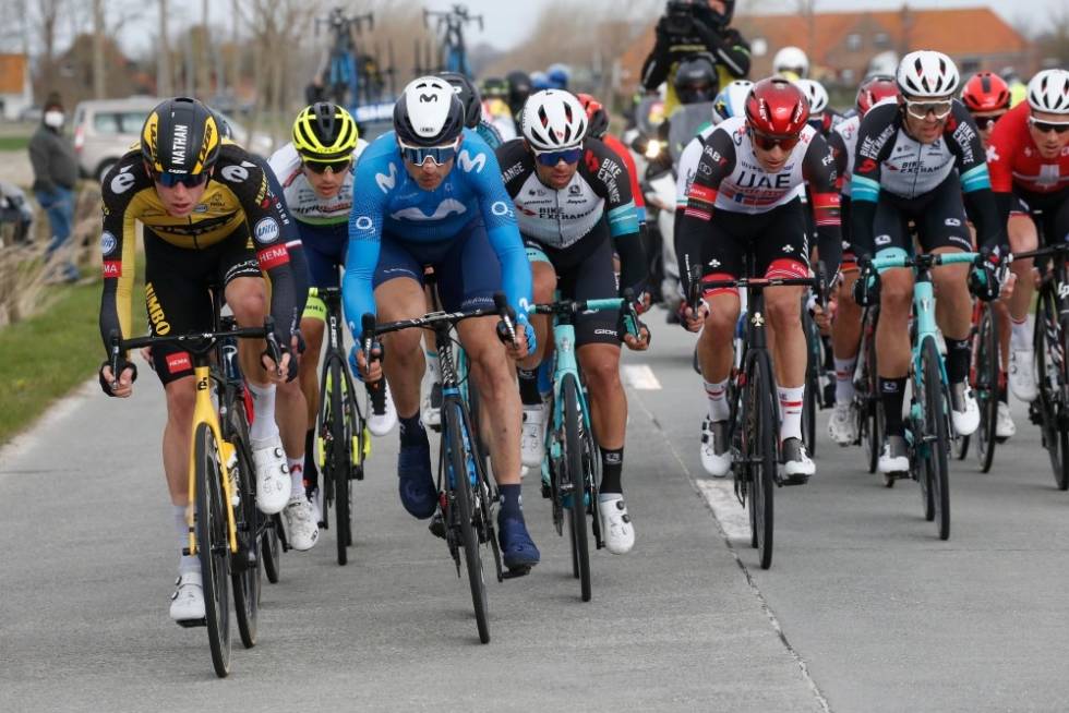 VIFTEKJØRING: Søndagens ritt foregikk hovedsakelig i vifteformasjon. Foto: Cor Vos gent-wevelgem 2021 sven erik bystrøm uae team emirates