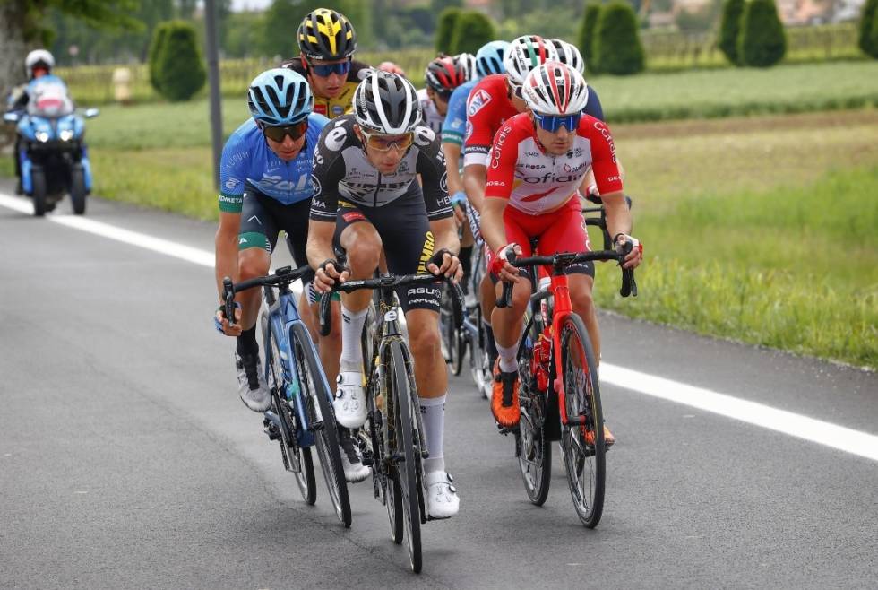 BRUDDET: Tobias Foss' lagkamerat, George Bennett, satt i dagens brudd, men lykkes ikke å ta etappeseieren. Foto: Cor Vos george bennett giro d'italia jumbo-visma
