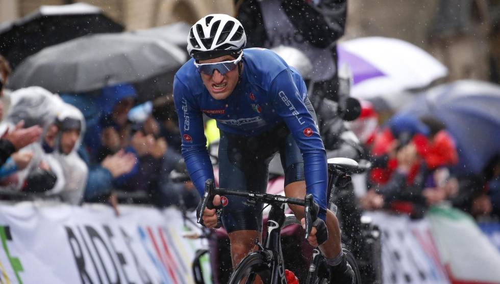 BRÅKEBØTTE: Gianni Moscon i blå gabbajakke, VM i Yorkshire 2019. Foto: Cor Vos. Gianni Moscon