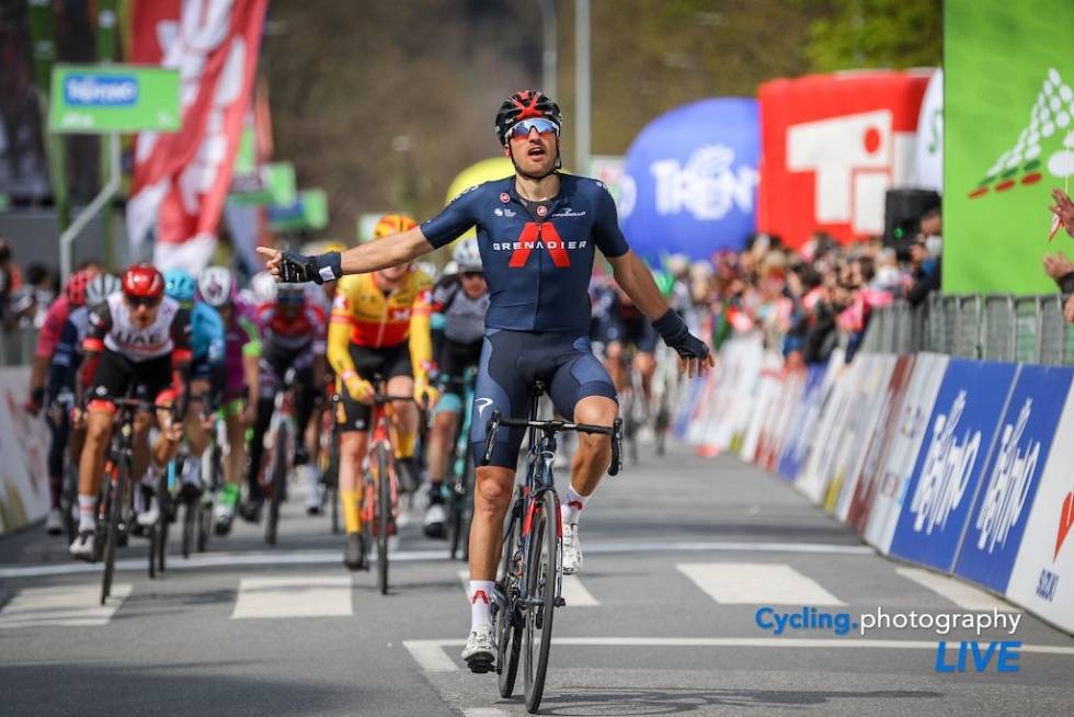 HÅRFINT: Idar Andersen måtte se seg slått av omdiskuterte og mer meritterte Gianni Moscon. Foto: Cycling Photography Live gianni-moscon