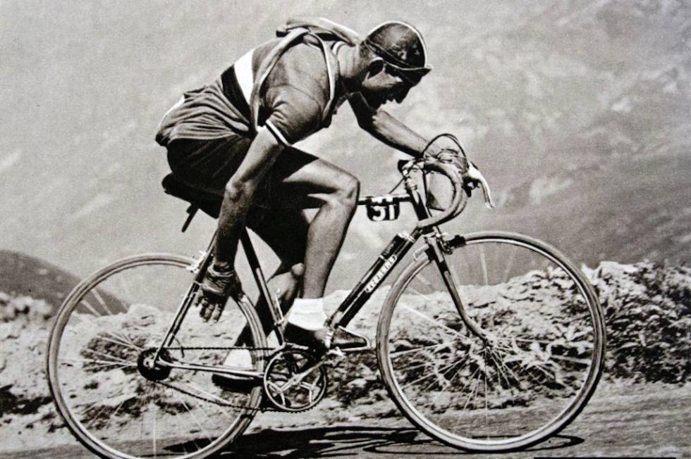 RISIKABEL GIRING: Gino Bartali girer i Tour de France en gang på 40-tallet. Det var fort gjort å få fingrene inn i bakhjulet med denne girgruppen, og mange kalte giret for selvmordsgiret. Foto: Cor Vos. gino bartali tour de france