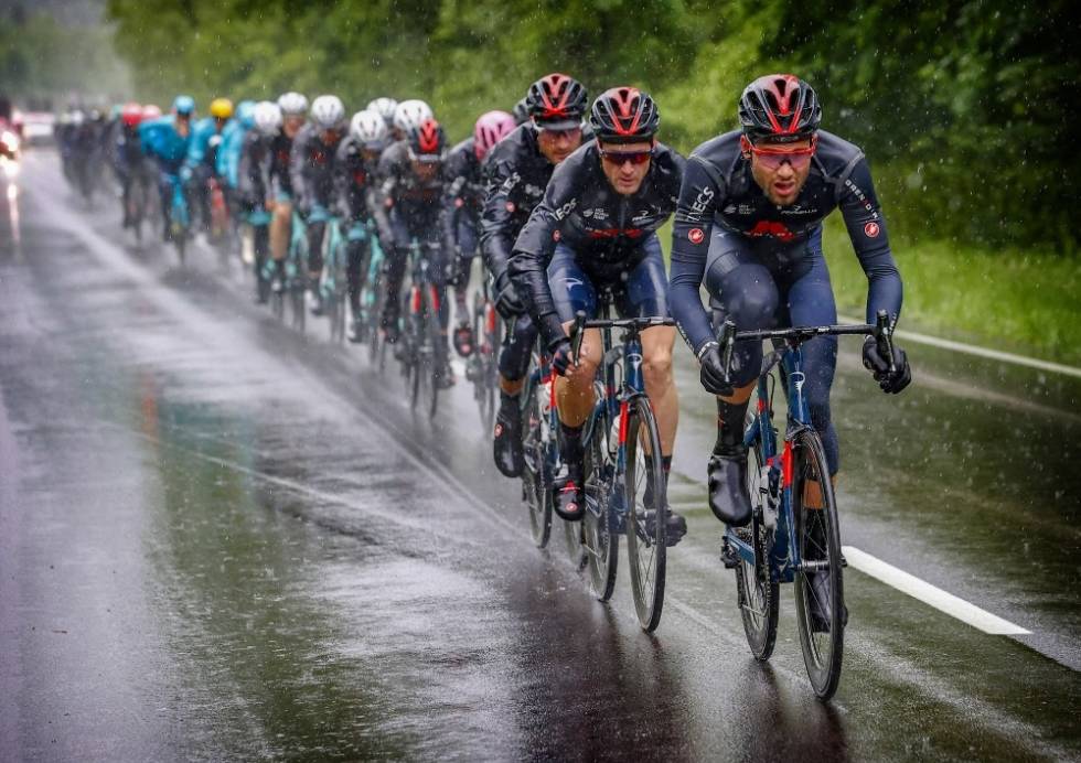 VÅTT: Det ble en seig dag i regnet for rytterne. Foto: Cor Vos giro d'italia tobias foss