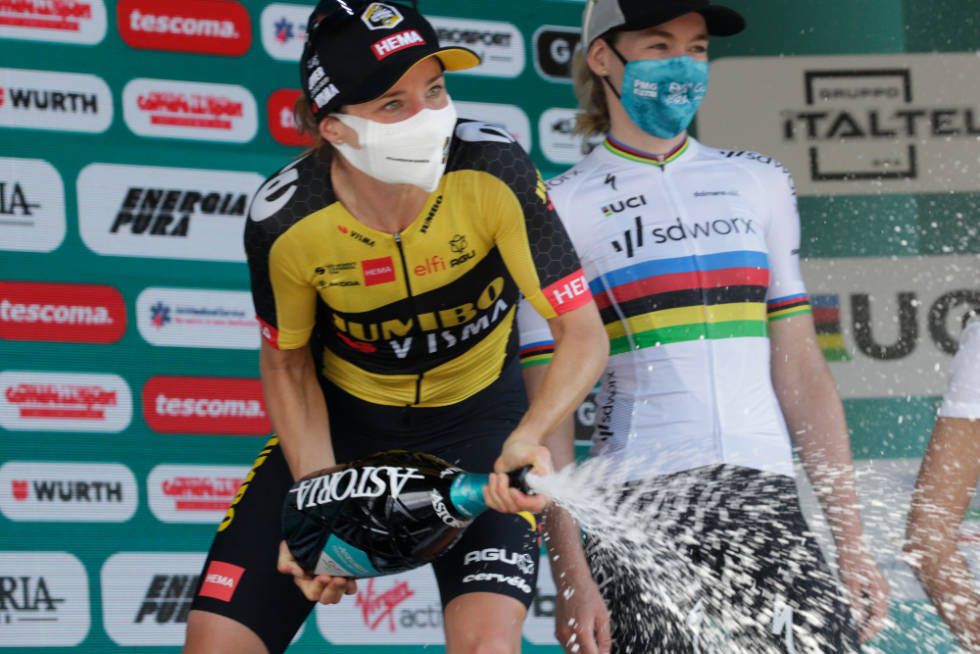 JUBEL: Nok en gang kunne Vos sprute champagne fra podiet. Foto: Cor Vos giro rosa, marianne vos, jumbo-visma(1)