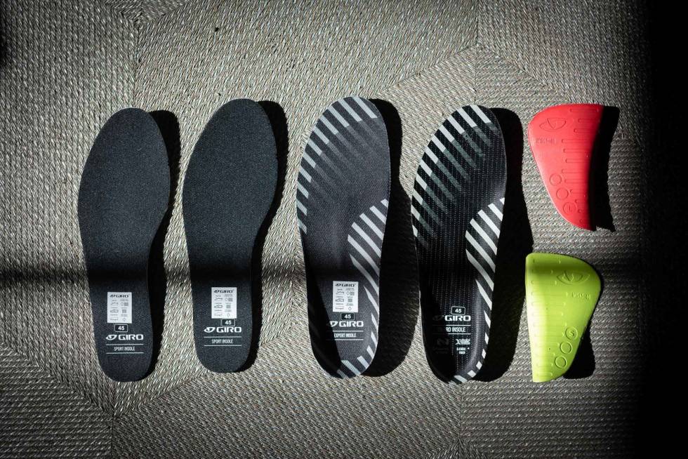 STOR FORSKJELL: De to rimeligste modellene har noen lefser av noen innersåler. Regime har en litt finere såle, mens lissemodellen Empire har skikkelig gode innersåler med utskiftbare puter. Giro-sko-7