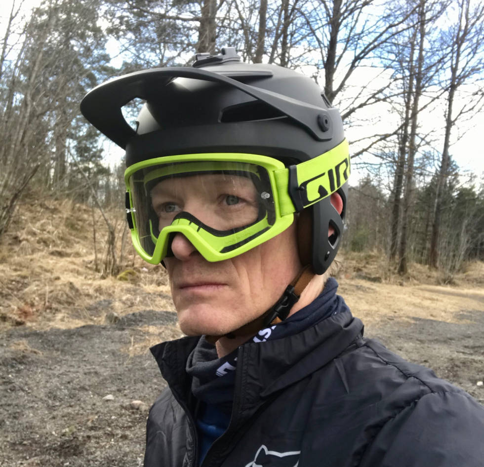 BEST MED GOGGLES: Vi har testet Giro Tyrant MIPS med Giros egne goggles. Da presser ikke hjelmen brillene ned på nesa. Foto: Øyvind Aas Giro Tyrant MIPS med goggles