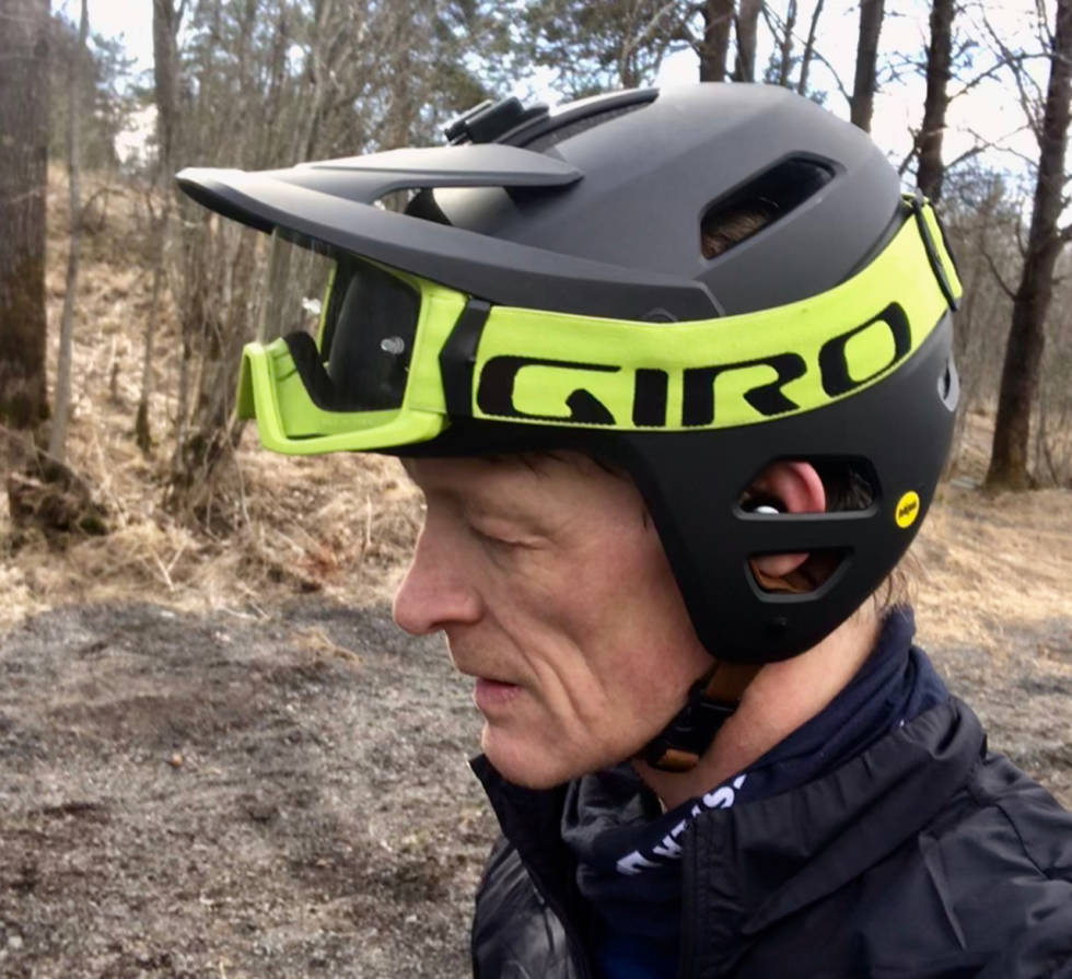 ØREHULL: Hullene over ørene gir god lufting og gjør at du hører hva som skjer i terrenget. Foto: Øyvind Aas Giro Tyrant MIPS plass til ører
