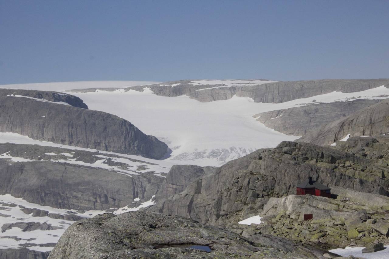 GJEGNABU: En spektakulær plassering av en DNT-hytte som ikke blir mye besøkt. Foto: Sunniva Sørheim gjegnabu Ålfotbreen