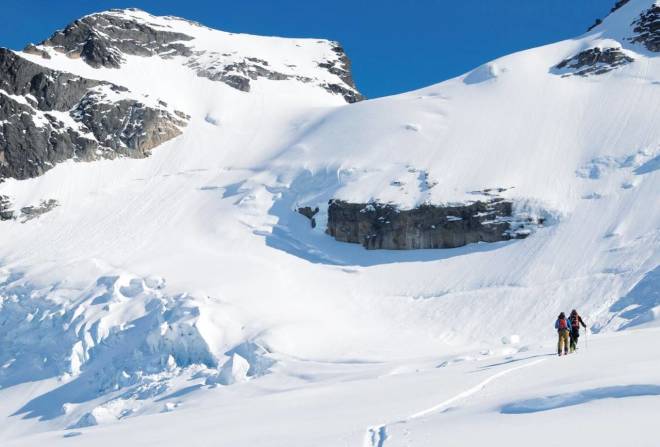 Gjertvasstind til venstre og Store Styggedalstind til høyre. Gjertvassbreen i midten. Foto: Erlend Sande Gjertvasstind og Styggedalstind. Foto Erlend Sande