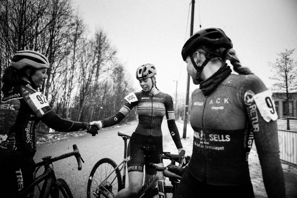 VÅTT OG KALDT: Konkurranseantrekket er tempodrakt, men til trening og lek kan du godt ta på deg noe varmere. Foto: Henrik Alpers. gjørmebad