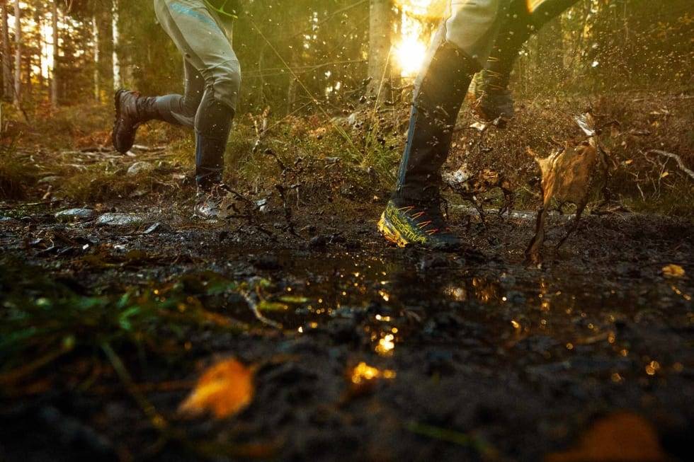 KALD GJØRME: Viss ikke bakken er helt frosset kan du fort plumpe gjennom gjørme med is på toppen. Foto: Kristoffer H. Kippernes Vanntette sko