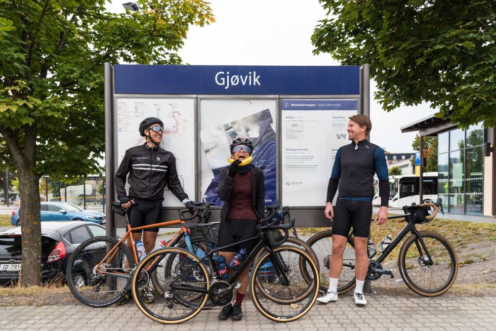 GANSKE GLADE: Simen Sætre (aka «Scott», helt til venstre), Caroline Vamnes (hun korte med banan) og Alex Hagen (han med hvite sko og sokker, kudos) er ganske glade før avreise. Gjøvik-Oslo-gravel-1