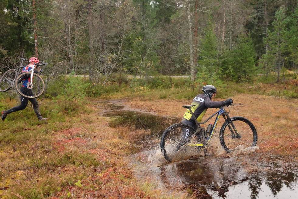 VÅTT: Myrlendt terreng er ett av de klassiske hindrene i løypa i Trønderkross. Foto: Benjamin Werner Trønderkross 2020