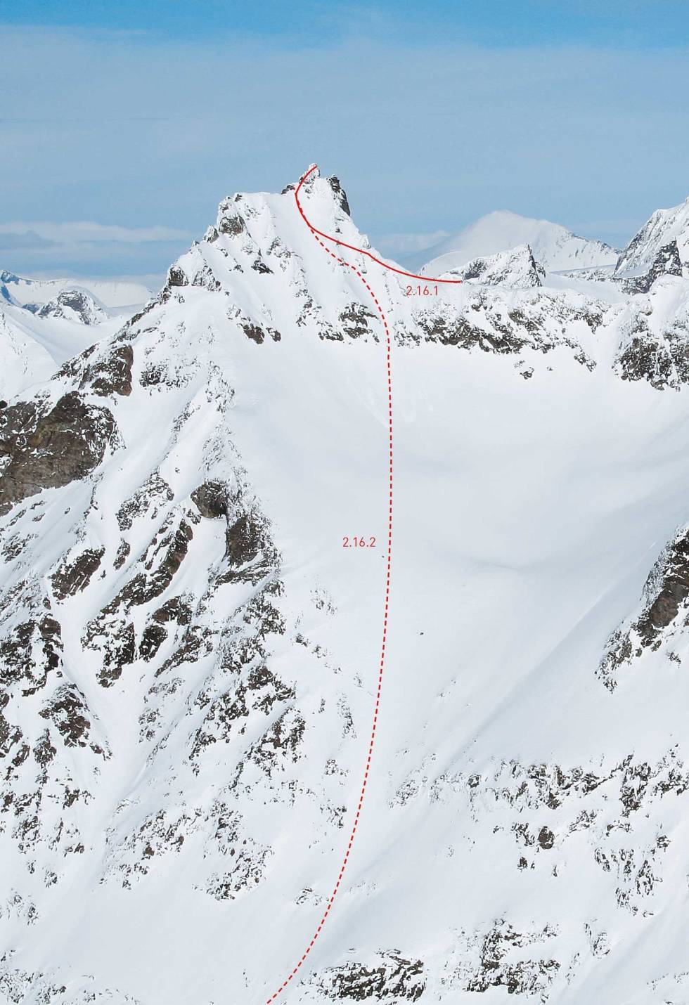 Sørsiden på Gjuratinden er lang og bratt med mye komplekst skiterreng. Gjuratinden-Toppturer-i-Romsdalen-med-rute-3
