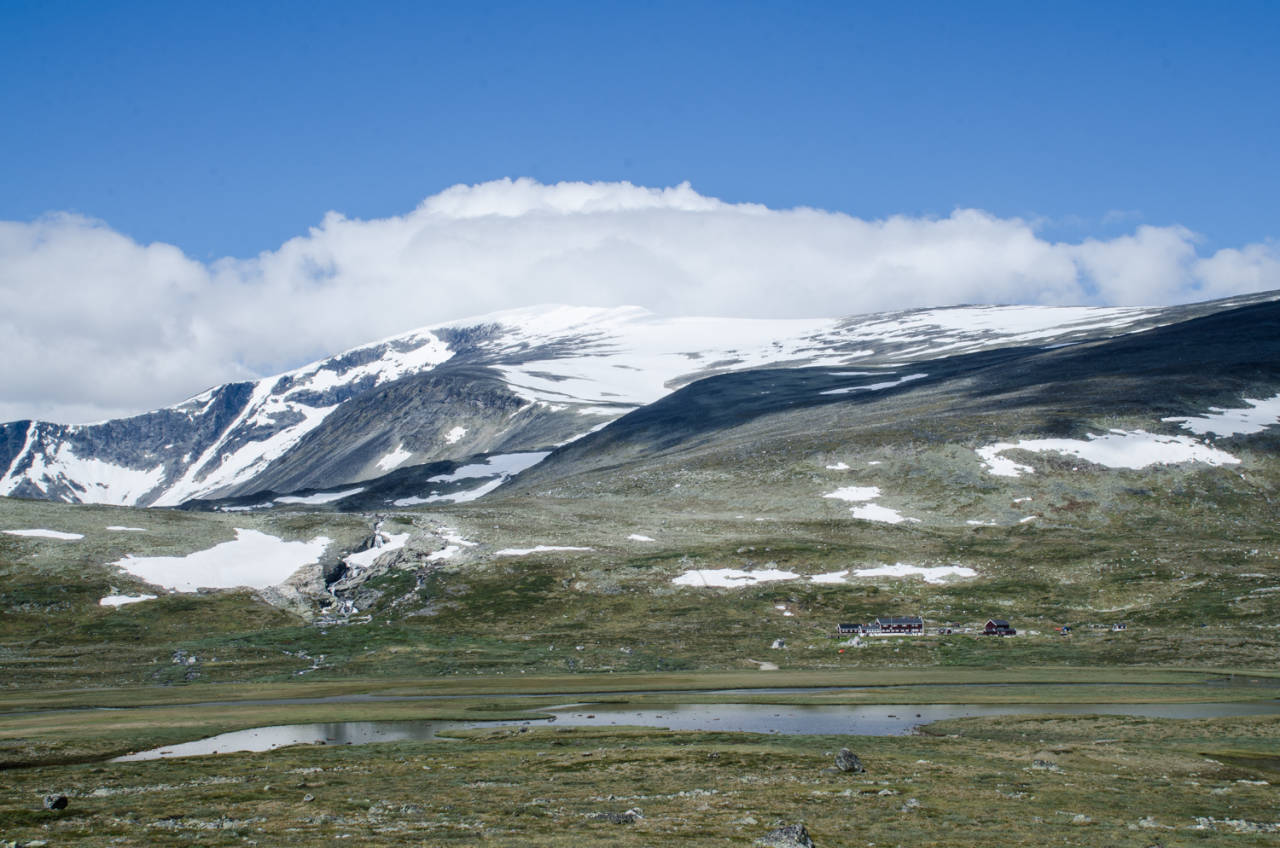 GLITTERHEIM: DNT-hytta ligger flott til i Veodalen. Foto: Louise Franklin glitterheim dnt jotunheimen