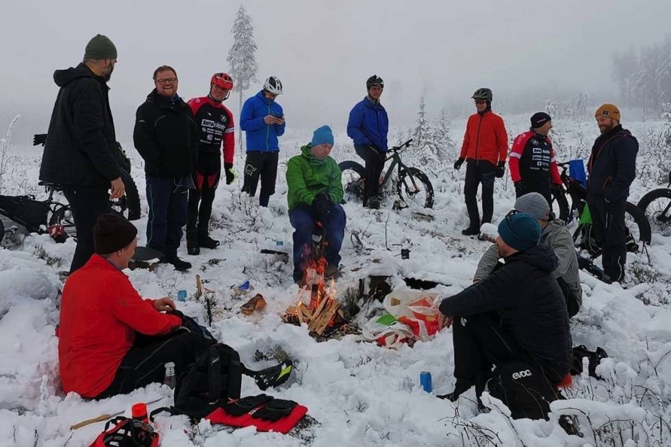 BÅLKOS: Fellesturen til Elverums Frie Stivesen i anledning Global Fatbike Day på lørdag hadde innlagt bålpause i Svartholtet. Foto: Torgeir Østenengen Global Fatbike Day Elverum 2020