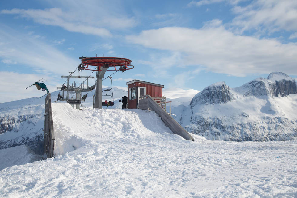 Fra stolheisen, med noen spektakulære fjell i bakgrunnen. Foto: Thomas Kleiven Glomfjord alpinsenter meløy glåmfjord mo i rana helgeland skisenter løypekart alpint snowboard fri flyt guide snowboard ski freeride