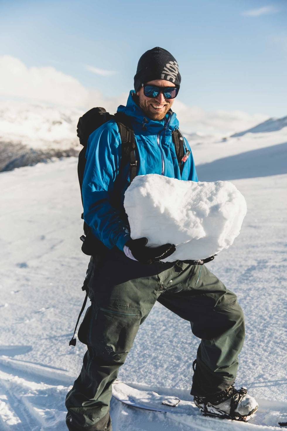 TUNGVEKTER: Kor mykje veg hardpakka snø? Ørjan Brunstad får erfare at det er skremmande mykje. Ein god grunn til å ta skredfare og skredkunnskap på alvor. Gloppen-Kandalen-topptur-4