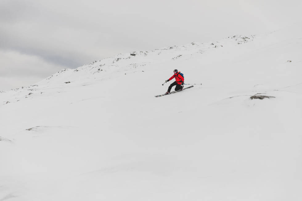 TELEMARK: Danske Kristian Petersen køyrer telemark på framifrå vis ned frå Storevarden i Kandal. Gloppen-Kandalen-topptur-5