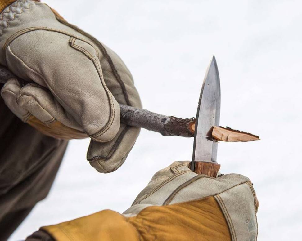 ALT-MULIG-KNIV: En kniv som skal brukes til litt forskjellig bør også kunne brukes med hansker. Foto: Jo Stenersen gode kniver til pølsepinner